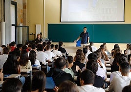 Acto de bienvenida en la Facultad Jovellanos de la Universidad de Oviedo.
