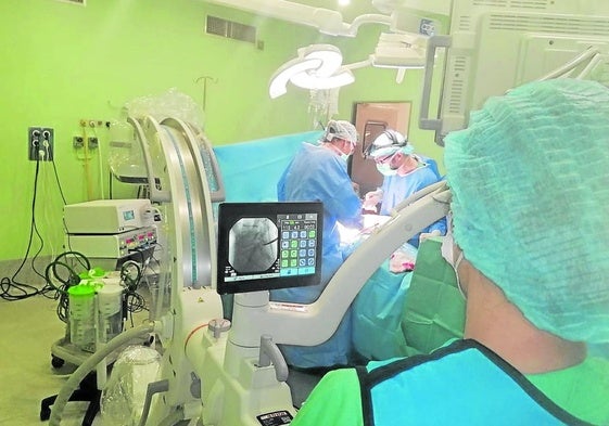 El nuevo arco quirúgico del Hospital de Jarrio, ya en funcionamiento durante una cirugía.