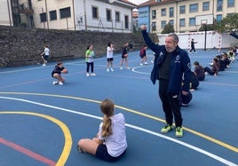 El presidente de la Asociación de Balonmano del Principado, en una de las clases en el colegio de San Rafael, Villaviciosa.