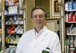 Menéndez Antolín, en su farmacia de Gijón.