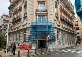 Obras para convertir la antigua sede del Santander de la calle Munuza en 'work café'.