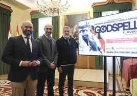 Jesús Martínez Salvador, Óliver Suárez y Emilio Aragón, en el salón de recepciones del Ayuntamiento.