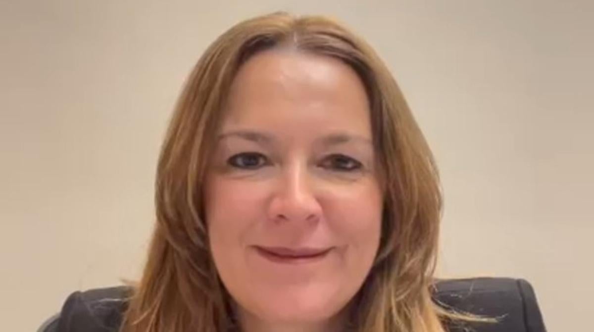 Cristina Mendo, Ovetense del Año y directora de la Vuelta, felicita a EL COMERCIO