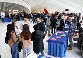 Veinte estands de empresas contactaron con el alumnado reunido en el Calatrava.