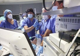 Personal facultativo durante una operación en el Hospital Universitario Central de Asturias.