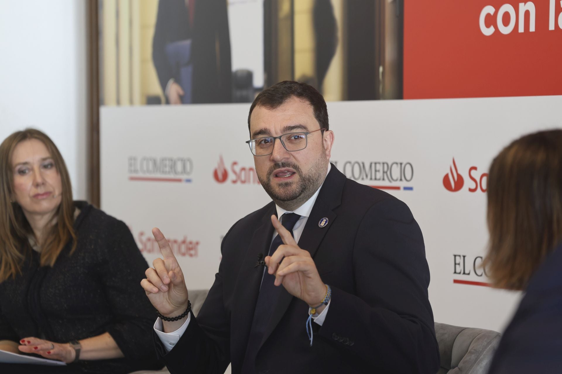 Así fue el encuentro de Adrián Barbón con EL COMERCIO