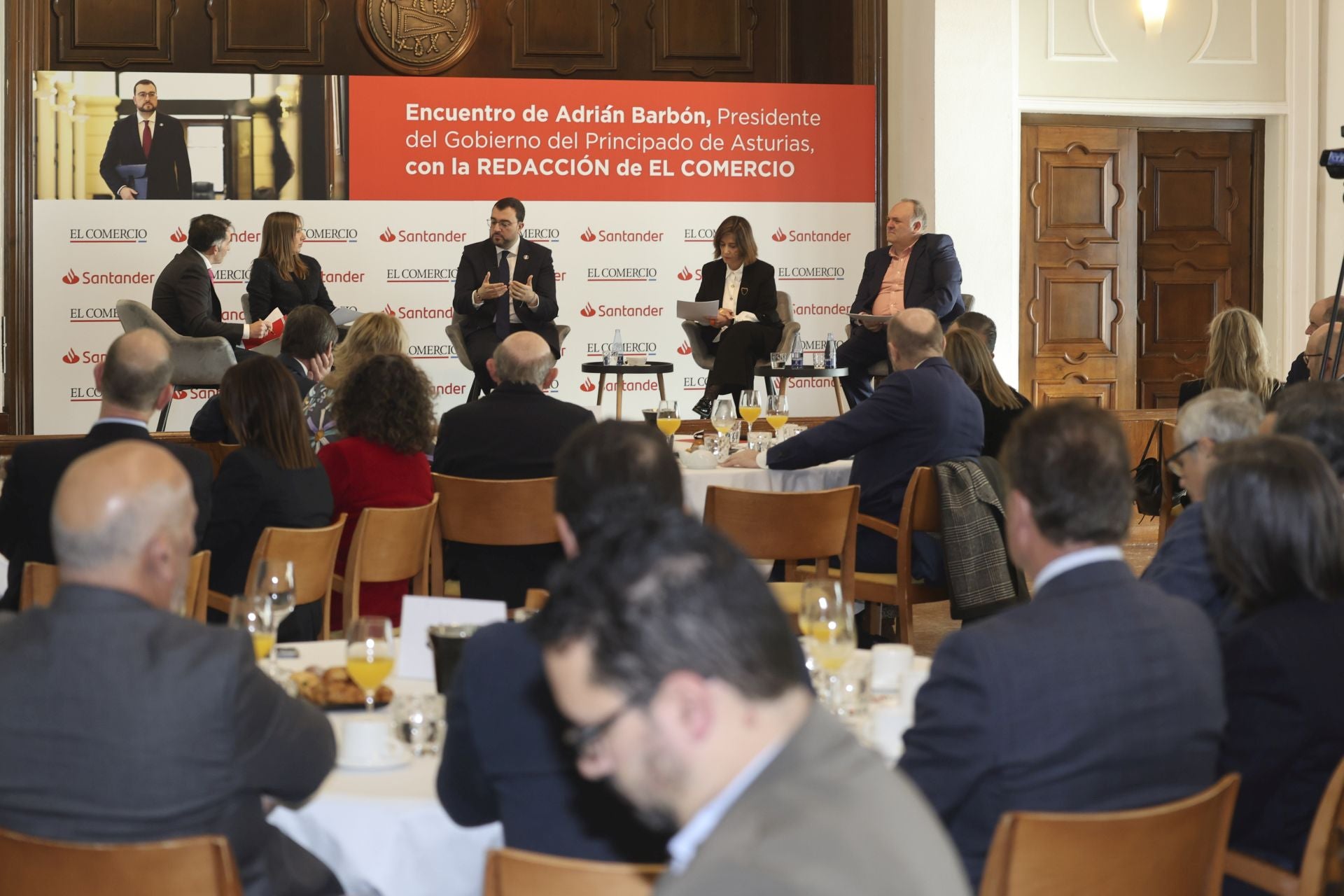 Así fue el encuentro de Adrián Barbón con EL COMERCIO