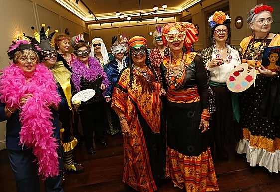 Mujeres disfrazadas para la noche de Comadres en Avilés el año pasado.
