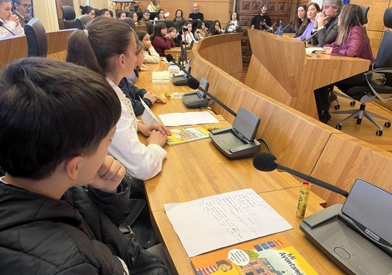 Escolares de todo Siero, en la mañana de este miércoles, en el Consejo Municipal de Infancia y Adolescencia.