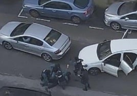 Los agentes con el detenido en el suelo para esposarlo.