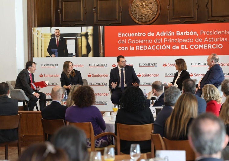 De izquierda a derecha: Ángel M. González, director de EL COMERCIO; Noelia Erausquin, subjefa de Economía; Adrián Barbón, presidente del Principado; Laura Fonseca, jefa de Gijón y Daniel Fernández, jefe de Asturias.