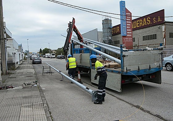 Colocación de farolas en el polígono sierense de Proni.