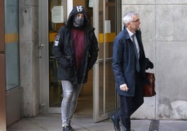 El condenado, a la salida de la Audiencia Provincial.
