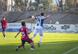 Kevin Bautista disputa un balón de cabeza con el Real Avilés en Ávila.