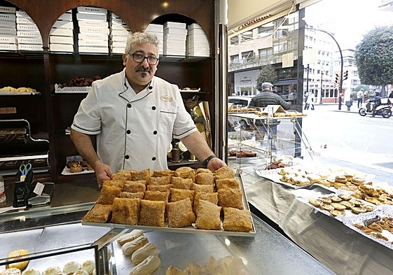 José Fidel Díaz, de la Confitería Sebastián, junto con sus teresitas.