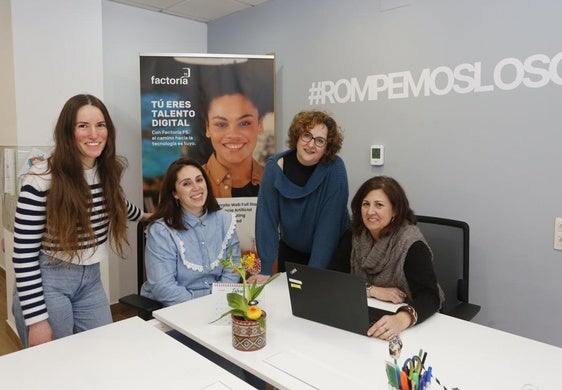 Juliana Rodríguez, Cristina Fernández, Rebeca Rodríguez y Ana Álvarez, en la sede de Factoría F5 en María Josefa, 27, en El Llano (Gijón), que abre hoy.