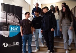 El decano de Educación, Celestino Rodríguez, con algunos alumnos de la facultad.