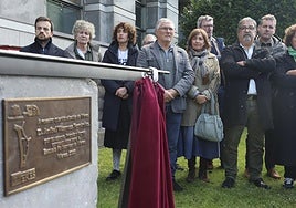 La placa en recuerdo a Aníbal Vázquez en la fachada principal del Campus de Barredo