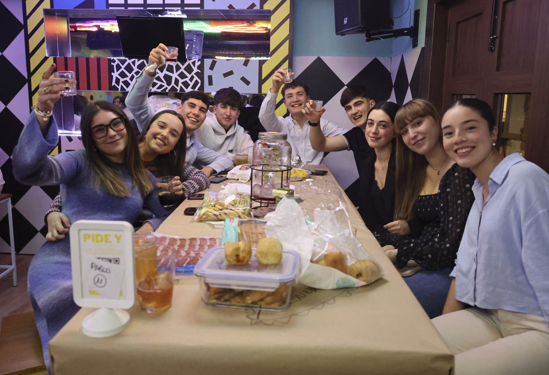 Les Comadres dan la bienvenida al Carnaval en Asturias