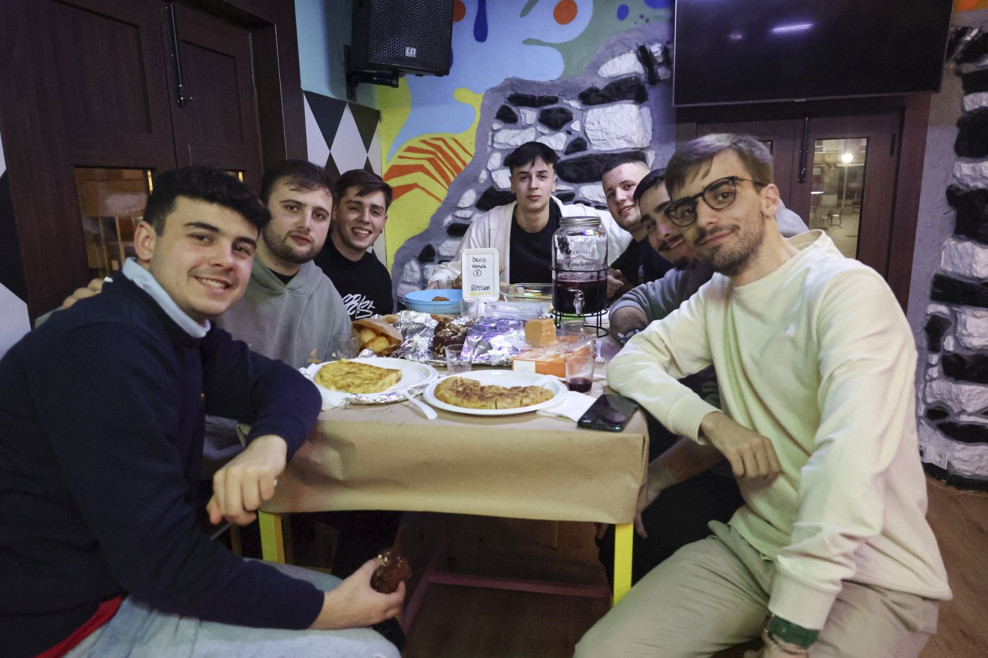 Les Comadres dan la bienvenida al Carnaval en Asturias