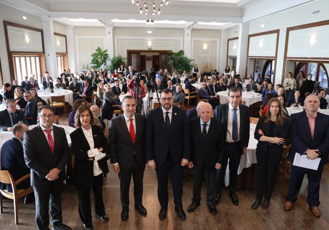 Adrián Barbón, junto a representantes de EL COMERCIO.