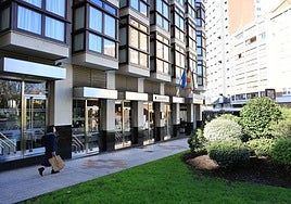 Fachada principal del Hotel Begoña de Gijón en la esquina de la Costa con la calle Diecisiete de Agosto.