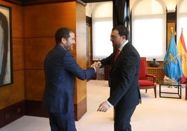Javier Escribano y Adrián Barbón, durante su reunión en la sede de la Presidencia.