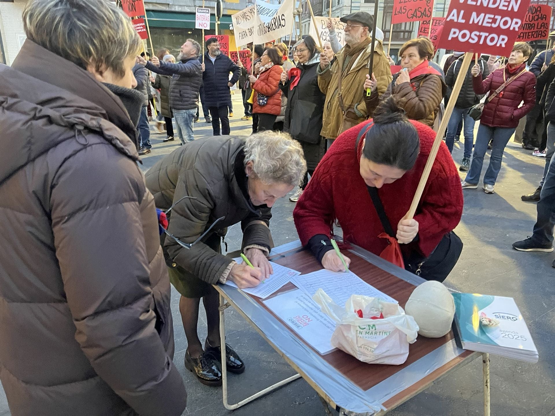 Cencerros, silbatos y consignas contra el alcalde de Siero y el parque de baterías de Granda