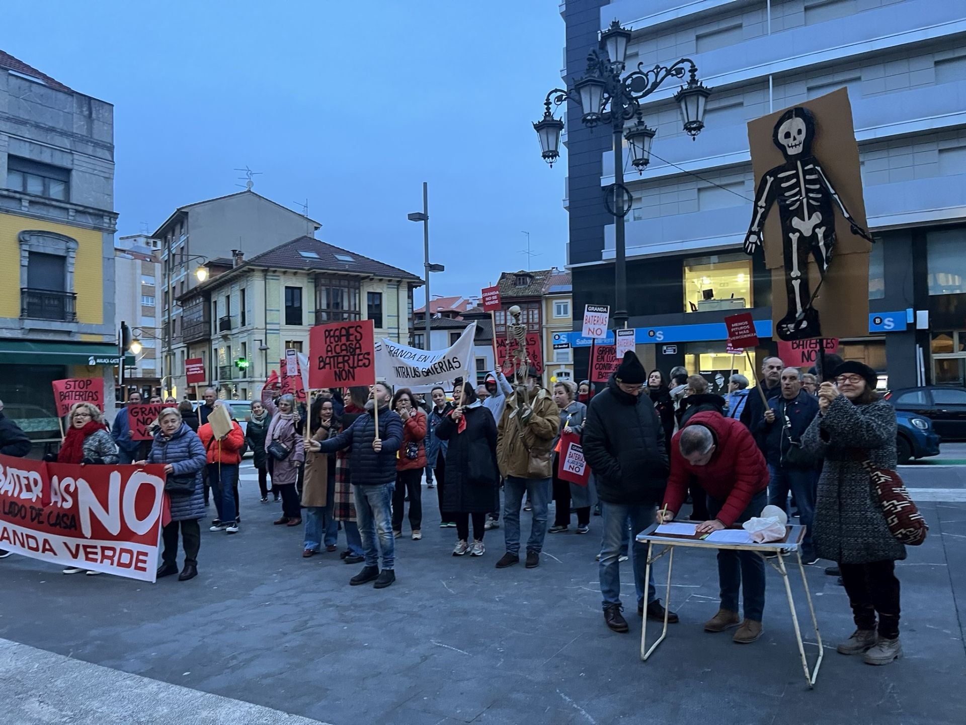 Cencerros, silbatos y consignas contra el alcalde de Siero y el parque de baterías de Granda
