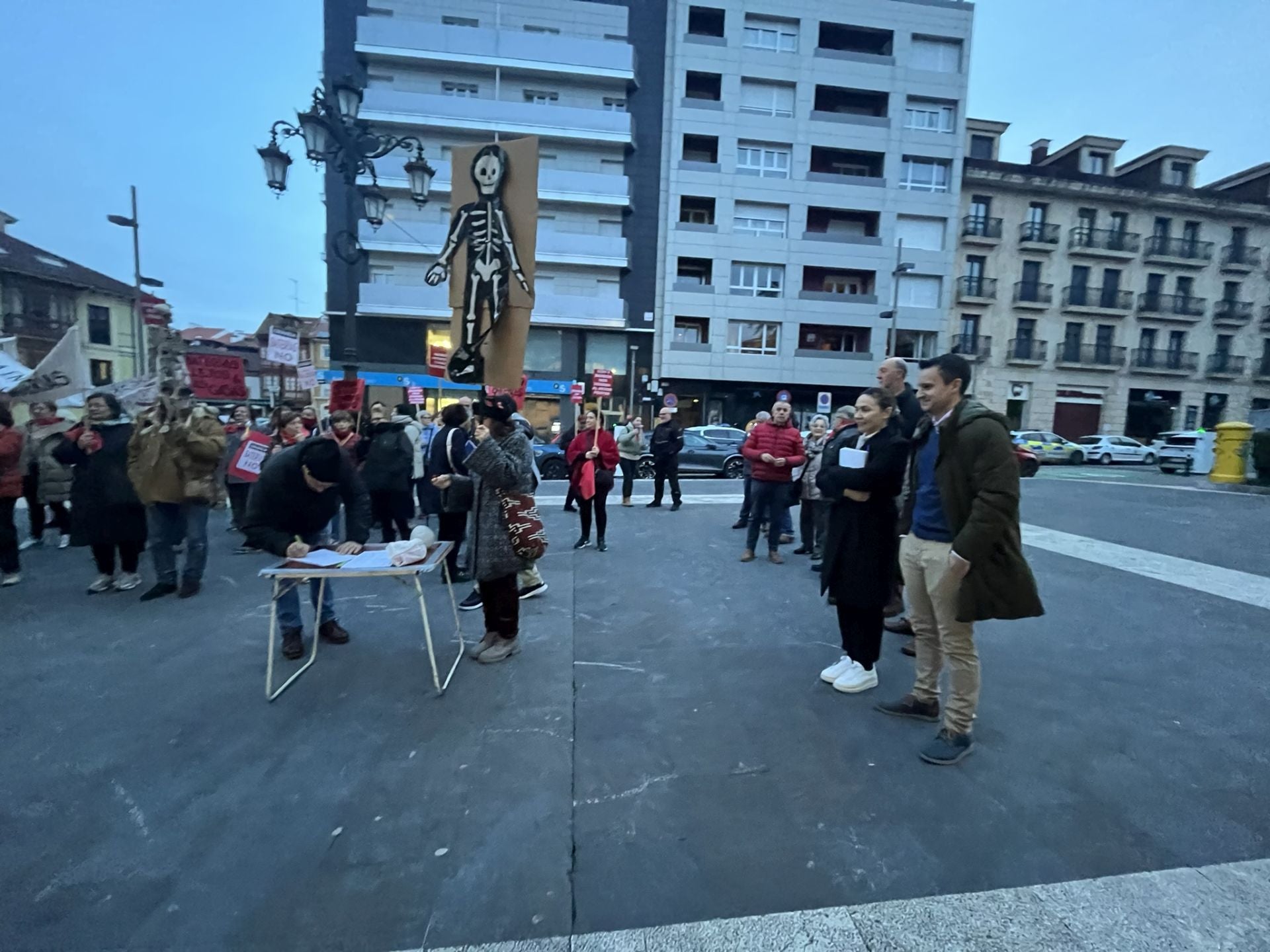 Cencerros, silbatos y consignas contra el alcalde de Siero y el parque de baterías de Granda