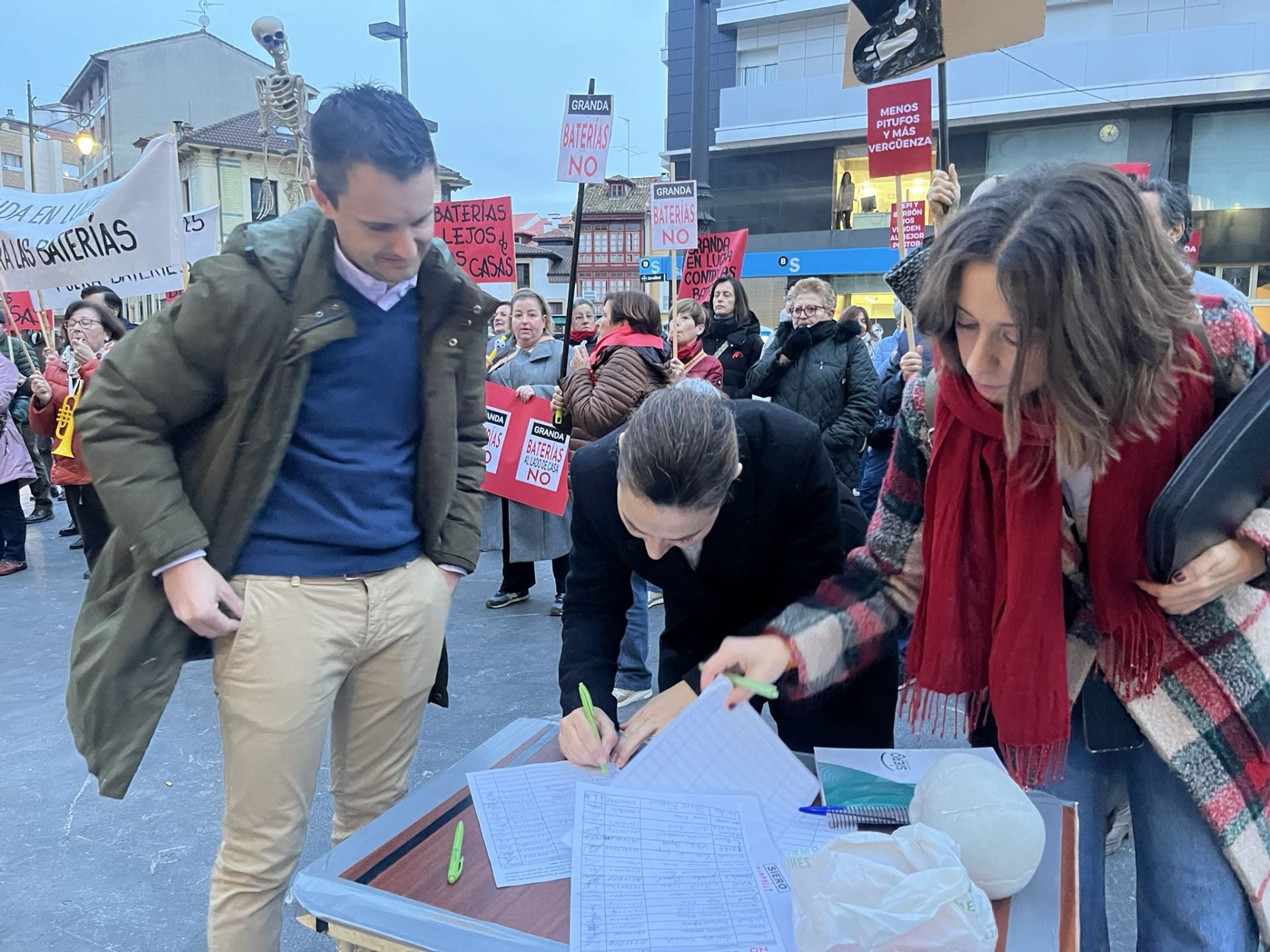 Cencerros, silbatos y consignas contra el alcalde de Siero y el parque de baterías de Granda