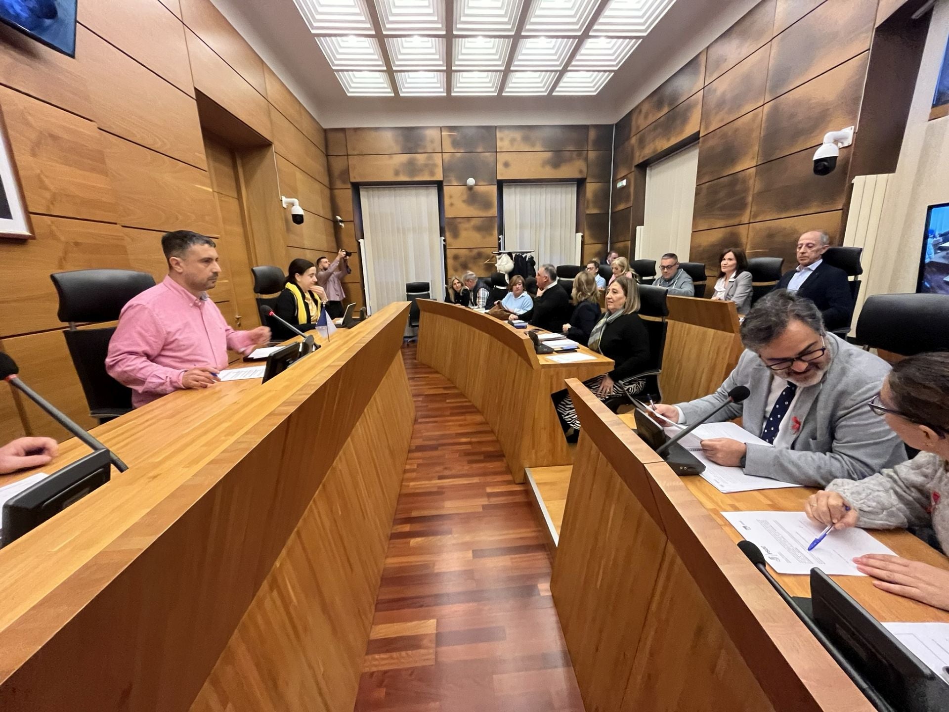 Cencerros, silbatos y consignas contra el alcalde de Siero y el parque de baterías de Granda