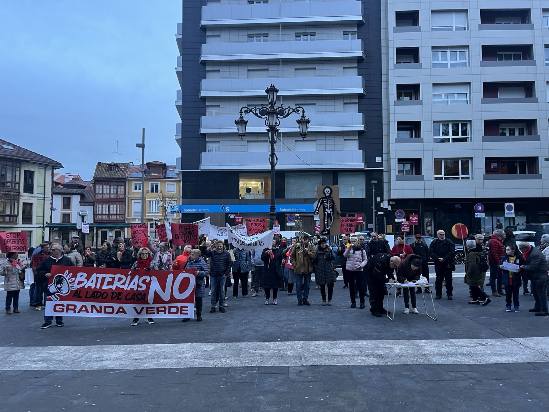 Cencerros, silbatos y consignas contra el alcalde de Siero y el parque de baterías de Granda