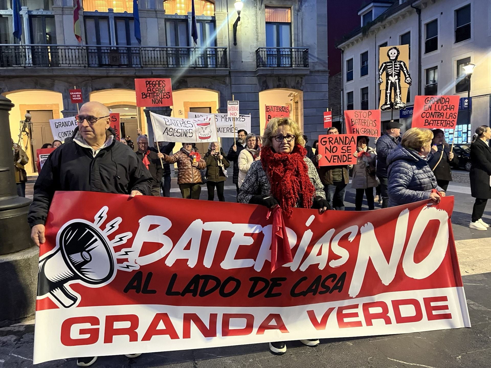 Cencerros, silbatos y consignas contra el alcalde de Siero y el parque de baterías de Granda