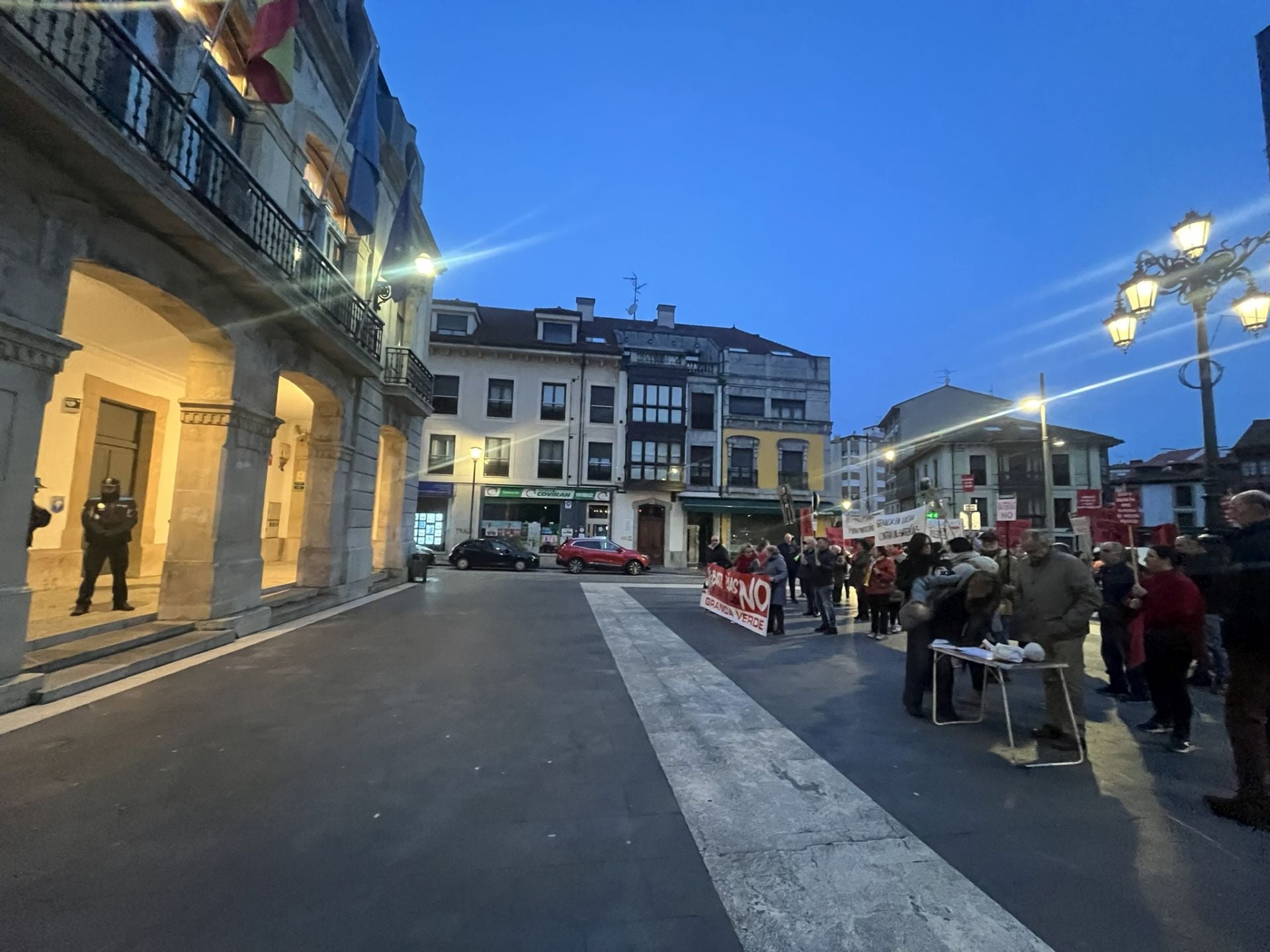 Cencerros, silbatos y consignas contra el alcalde de Siero y el parque de baterías de Granda