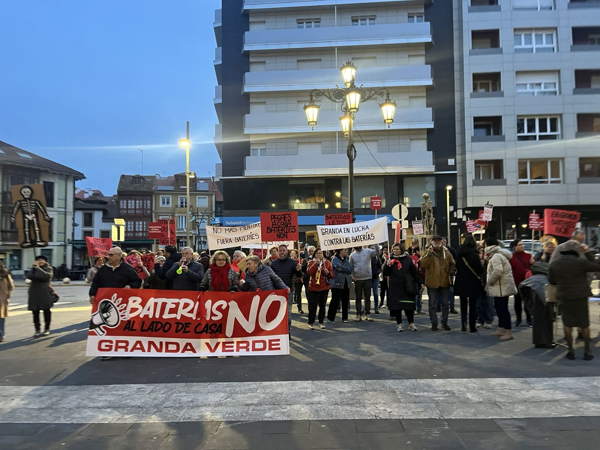 Cencerros, silbatos y consignas contra el alcalde de Siero y el parque de baterías de Granda