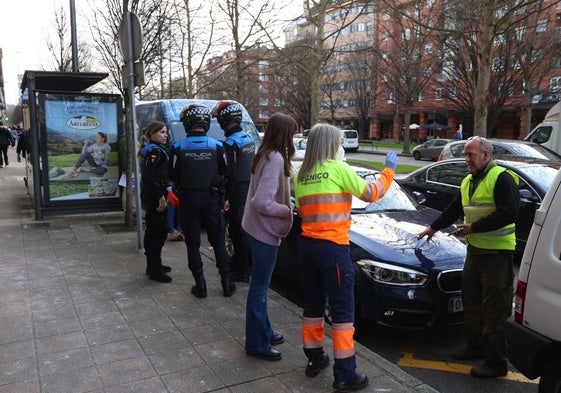 La Policía Local y los servicios de emergencia en el lugar del accidente.