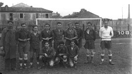 6 de enero de 1935. Campo Vista Alegre I (solar de la Escuela de Peritos). Al fondo las chimeneas de la fábrica de Laviada y las casas que han servido para ubicarlo a partir de la cartografía adjunta. COLECCIÓN DE JOAQUÍN ARANDA