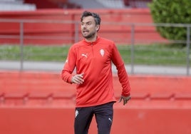 Rubén Albés, dirigiendo el entrenamiento del equipo en Mareo.