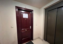 La puerta de la vivienda que compartían 'Oscarín' y el 'viejo Leo' en La Corredoria.