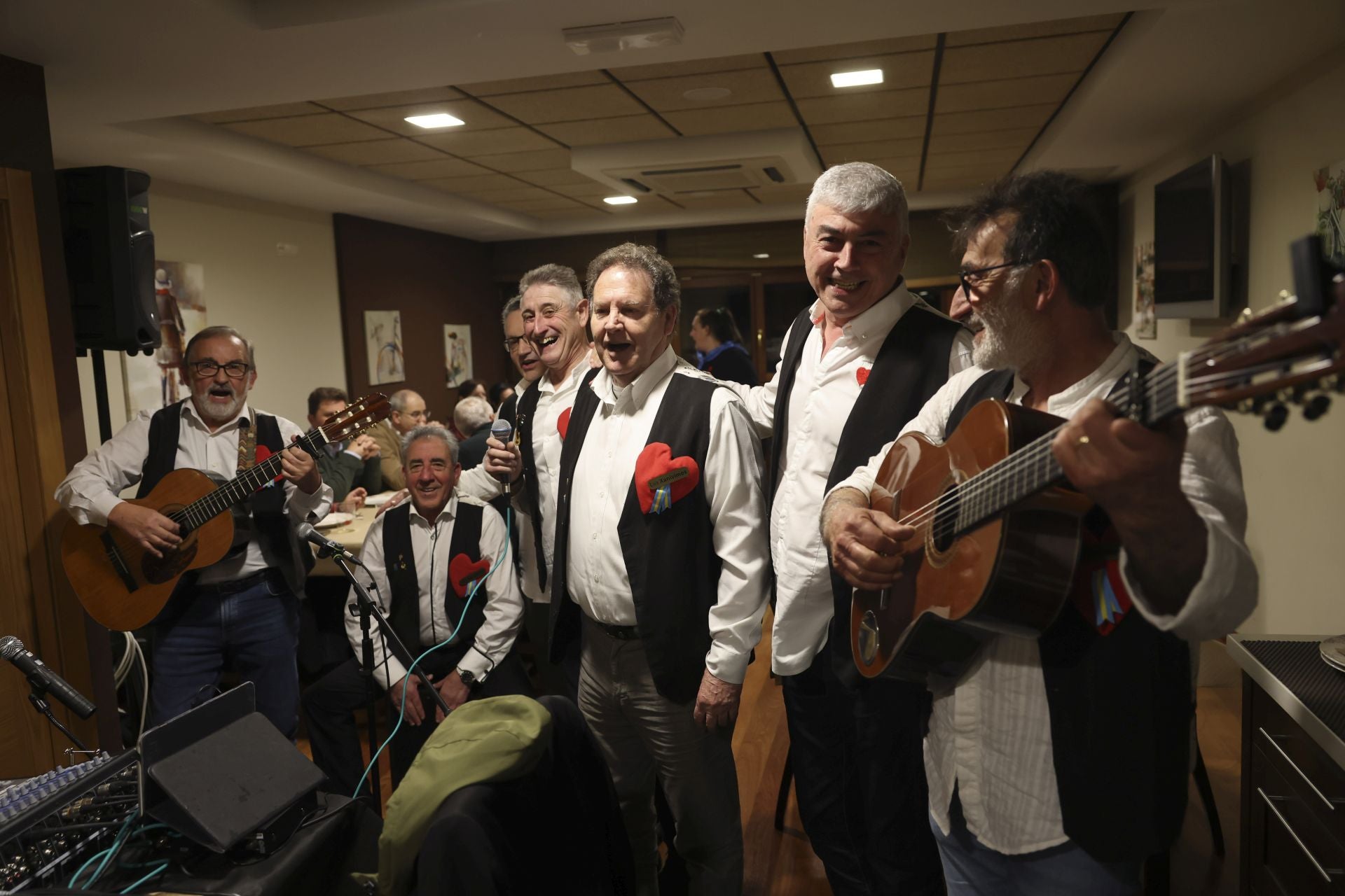Los Cancios de Chigre iluminan Siero