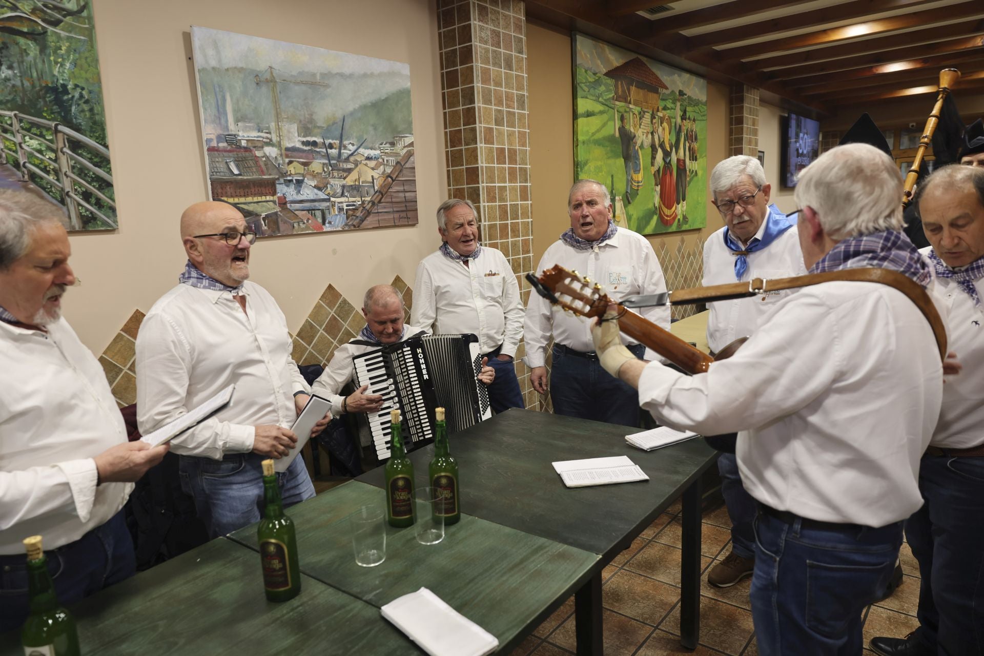 Los Cancios de Chigre iluminan Siero