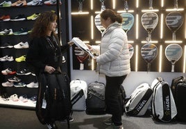 Angélica Ruiz sostiene una pala en uno de los puestos de venta de material deportivo abierto con motivo del Gijón Premier Padel.
