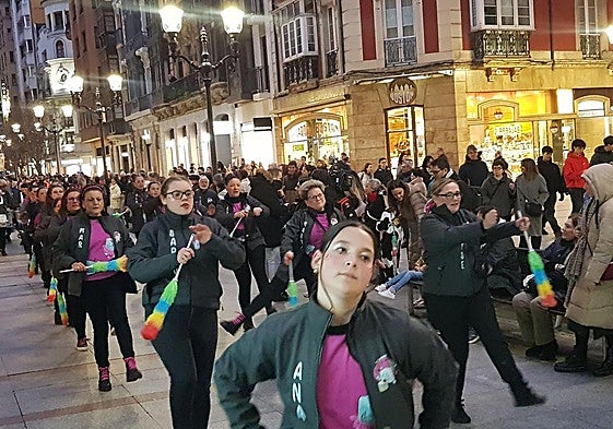 Pasacalles de las charangas por la calle Corrida de Gijón.