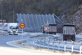 Tres camiones coinciden circulando por la autopista del Huerna, a la altura del argayo.