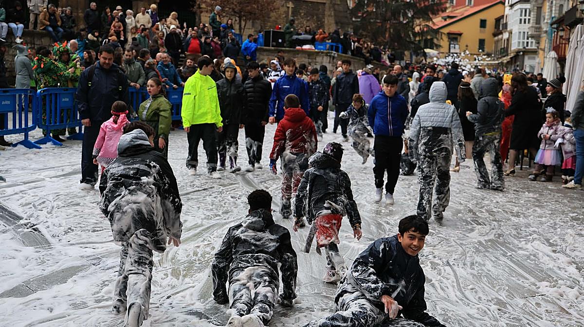 Avilés vibra con el Descenso de Galiana: disfraces, espuma y música