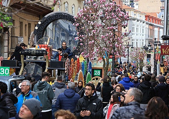 Los artilugios ascendieron por las calles del centro de Avilés horas antes del XXXVII Descenso de Galiana,