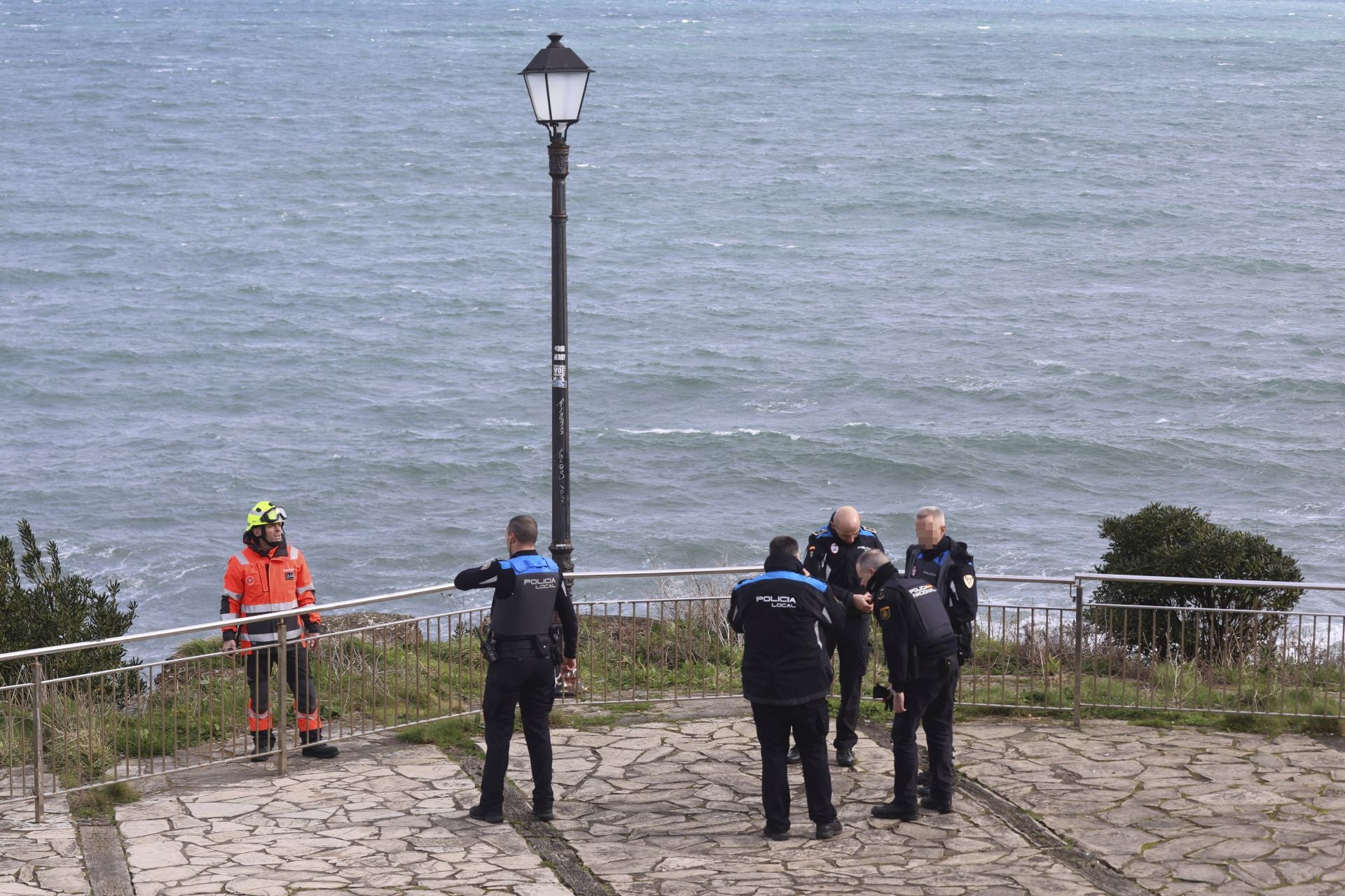Despliegue de Policía, Salvamento Marítimo y Bomberos en el Cerro de Santa Catalina