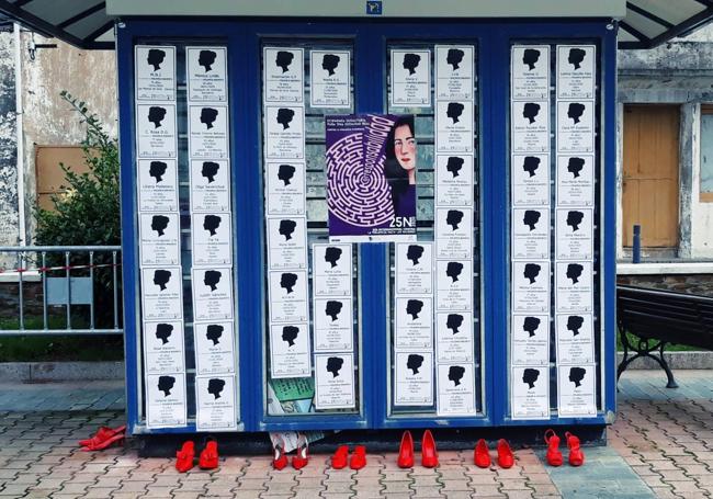 Carteles contra la violencia de género en El Franco