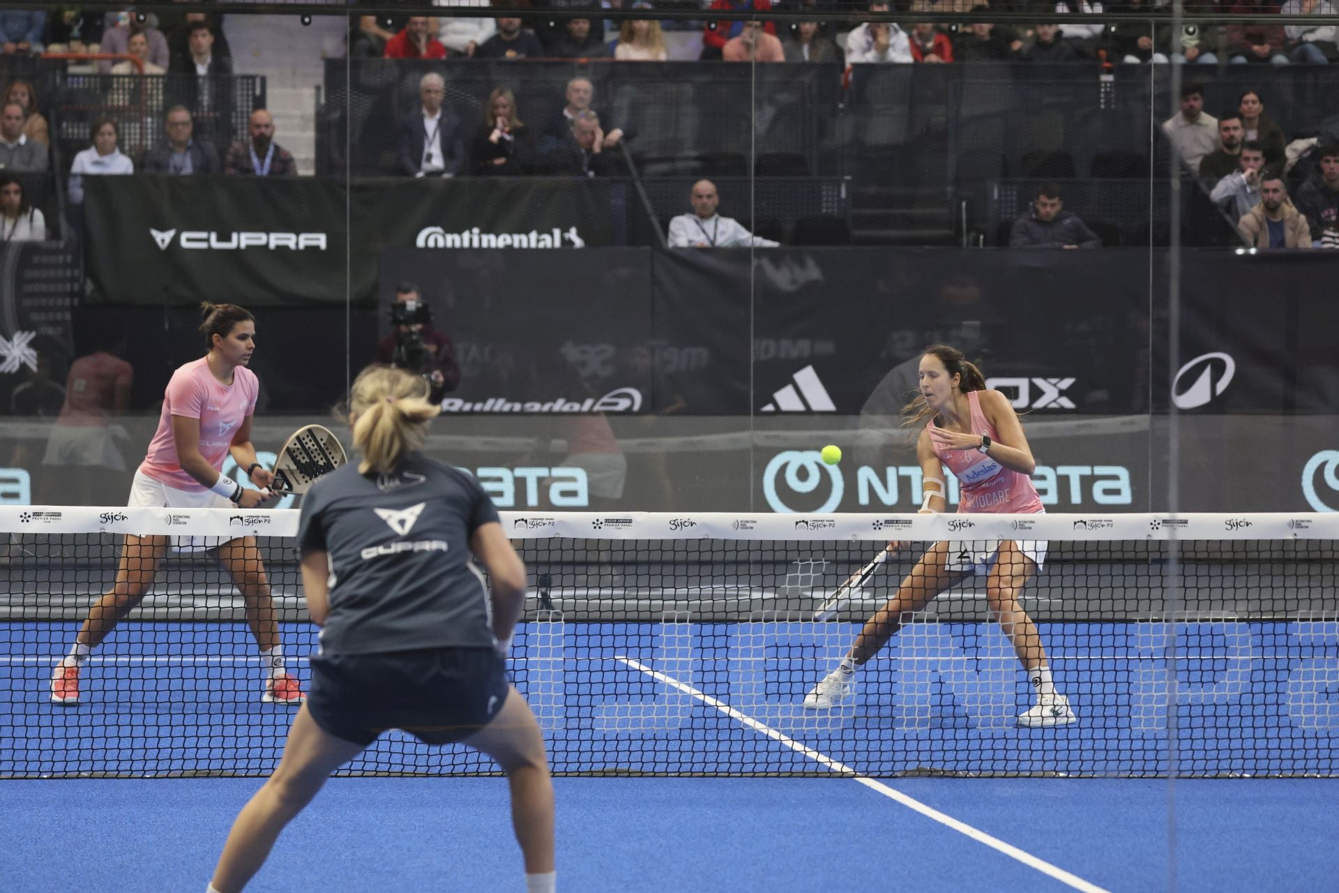 ¿Estuviste en la final femenina del Gijón Premier Padel? ¡Búscate en las fotos!
